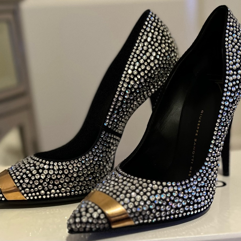 Gorgeous Giuseppe Zanotti stiletto heel pump embellished w/crystals & gold tip